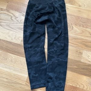 LuluLemon black camo print Wunder Under leggings size 6